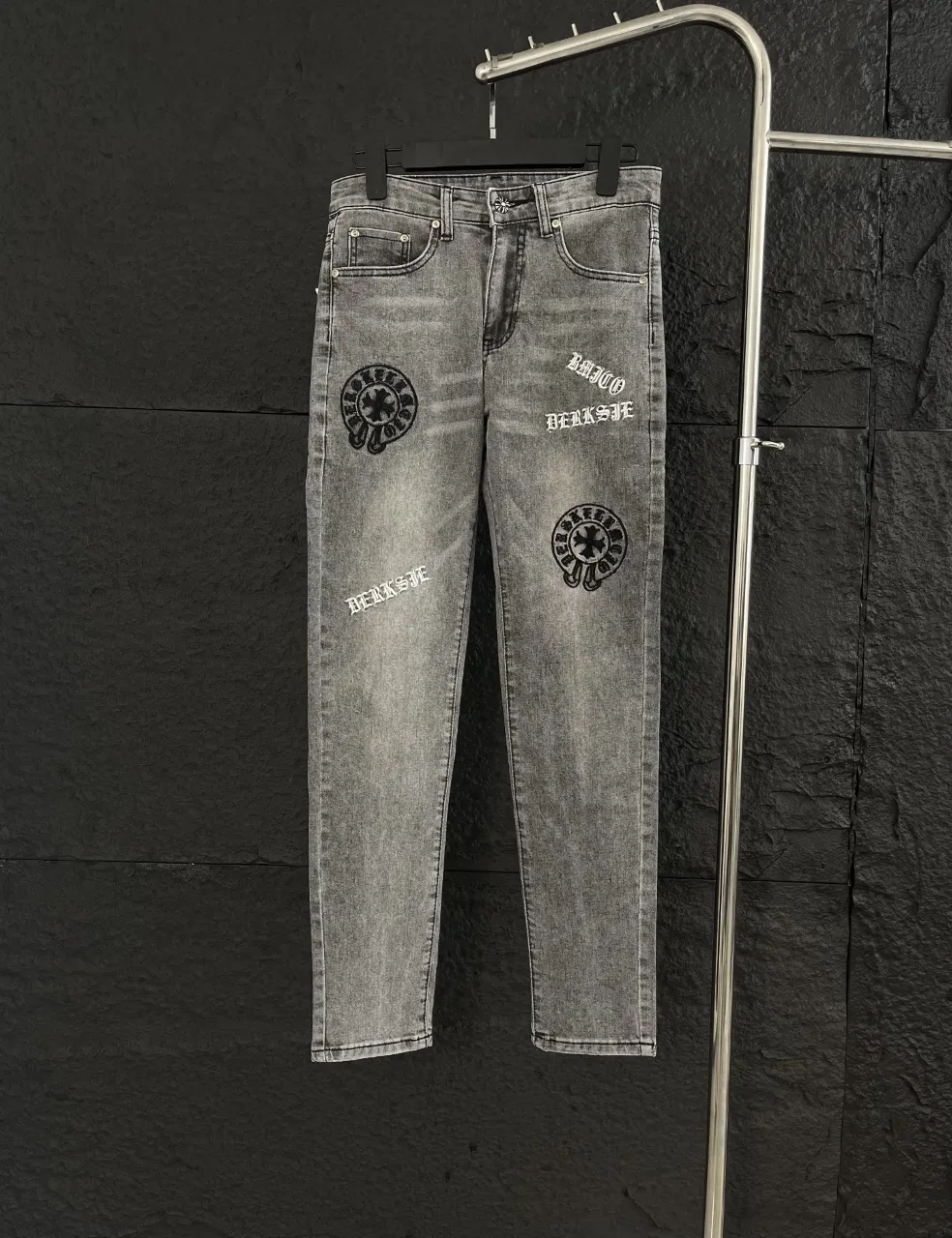 🅿️250 Crow Heart Original Pants Style No.: X037 🔥New! Chrome Hearts foreign trade order high street slim jeans, the must-have pants for fashionistas are here!  This pair of pants can be said to be both good-looking and high-quality in the Croxin series. The heavy-duty washing process is used to give the fabric a unique texture. The upper body is straight and stylish, showing high-end taste. The three-dimensional cutting fits the curves of the human body, perfectly outlines the figure, is fashionable and slim-fitting.  Made of thick beaded canvas fabric, it is soft and skin-friendly after washing and has excellent breathability. The hardware is customized according to the original ZP version, and the unique small leather label on the back waist is unique in design, simple but with hidden details everywhere. Exquisite workmanship, neat and fine wiring, showing high-end quality, widening the gap with ordinary market versions.  Genderless design, both men and women can easily control it, and easily grasp the genderless trend.  ⚪Color: High-end gray, low-key yet individual 📏Size: 28-36 (corresponding to S-XXL)